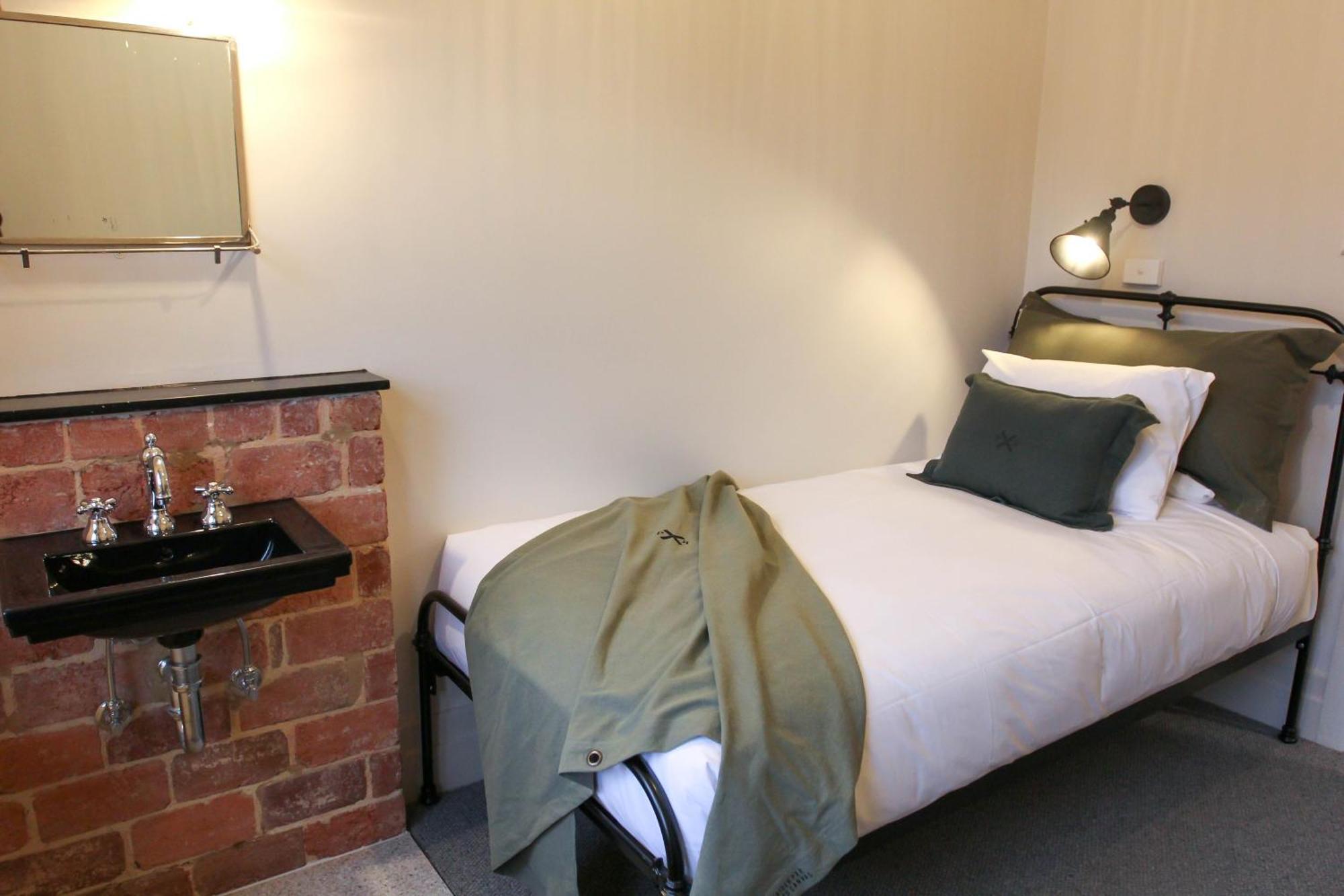 Alpine Hotel, Eat Drink Sleep Warburton Bagian luar foto